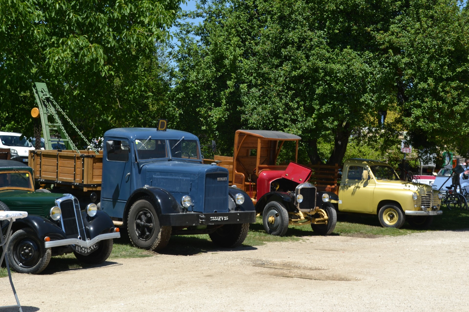 Dépanneuse Berliet et camion UNIC 1918